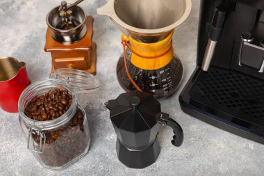 Mutfak masasında fincan olan modern kahve makinesi. Kahve evi. Mutfakta fincanı olan bir kahve makinesi. Sıcak kokulu bir içecek hazırlıyorum. Metin için yer. Boşluğu kopyala.