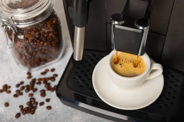 Moderne Kaffeemaschine Mit Tasse Auf Dem Küchentisch Kaffeehaus Moderne Espressomaschine — Stockfoto