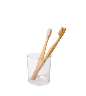 Beyaz arka planda izole edilmiş bir bardakta diş fırçası. Tutucularda bir çift diş fırçası. Oral bakım konsepti. Dişçi konsepti.