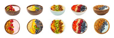 Beyaz arka planda yoğurt, taze badem, yaban mersini, ahududu, şeftali ve çilek içeren bir kase granola. Sağlıklı yiyecekler. dengeli kahvaltı.