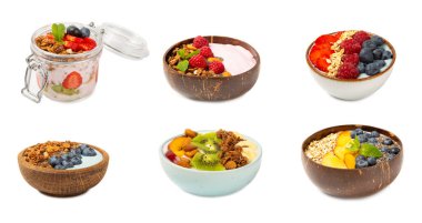 Beyaz arka planda yoğurt, taze badem, yaban mersini, ahududu, şeftali ve çilek içeren bir kase granola. Sağlıklı yiyecekler. dengeli kahvaltı.