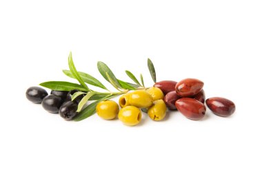 Beyaz arka planda izole edilmiş yeşil, kırmızı ve siyah zeytin seti. Çeşitli zeytin türleri ve taze zeytin yaprakları. Düz lei. Hassasiyet. Yakın plan..