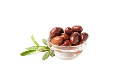 Beyaz arka planda izole edilmiş lezzetli kırmızı zeytinler. Bir kasede marine edilmiş zeytin. Lezzetli zeytinler. Yakın plan. Vejetaryen.