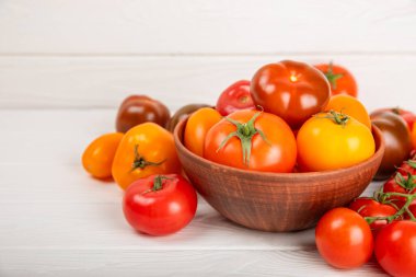 Mermer desenli domatesler. Çeri domatesleri, sarı, pembe, kahverengi ve siyah domatesler bir kasede. Organik sebzeler, hasat. Vejetaryen. Taze olgun domatesler. Boşluğu kopyala.