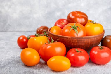 Mermer desenli domatesler. Çeri domatesleri, sarı, pembe, kahverengi ve siyah domatesler bir kasede. Organik sebzeler, hasat. Vejetaryen. Taze olgun domatesler. Boşluğu kopyala.