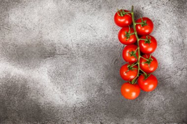 Mermer desenli domatesler. Çeri domatesleri, sarı, pembe, kahverengi ve siyah domatesler bir kasede. Organik sebzeler, hasat. Vejetaryen. Taze olgun domatesler. Boşluğu kopyala.