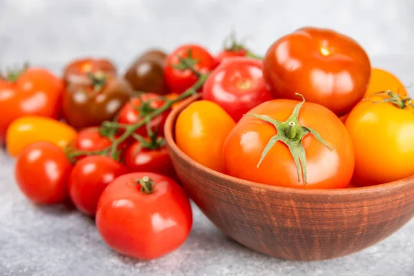 Tomates Fundo Textura Mármore Tomates Cereja Tomates Amarelos Rosa Marrons — Fotografia de Stock