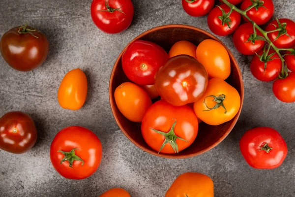 Mermer desenli domatesler. Çeri domatesleri, sarı, pembe, kahverengi ve siyah domatesler bir kasede. Organik sebzeler, hasat. Vejetaryen. Taze olgun domatesler. Boşluğu kopyala.