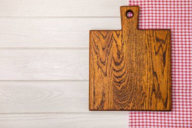 Mutfak masasının ahşap kesme tahtası. Ahşap mutfak tahtası ve mutfak havlusu. İmza. MOCKUP Mutfak eşyaları. Mesaj için yer. Uzayı kopyala Yemek tarifi. Yemek pişirme konsepti.