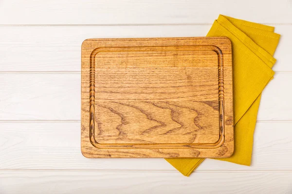 テクスチャされたキッチンテーブルの木製カッティングボード 木製のキッチンボードとキッチンタオル デザイン Mockup キッチンウェア テキストの場所 スペースをコピーする レシピについて クッキングコンセプト — ストック写真