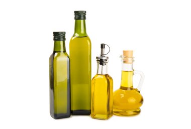 Beyaz arka planda izole edilmiş bir şişede zeytin yağı. Zeytin dallı ve meyveli yağ şişesi. Mesaj için yer. kopyalama alanı. Yemek yağı ve salata sosu..