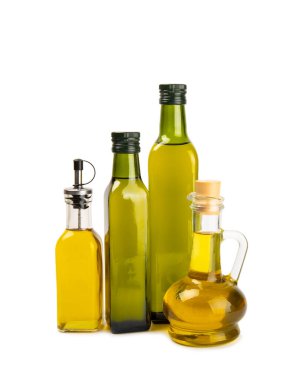 Beyaz arka planda izole edilmiş bir şişede zeytin yağı. Zeytin dallı ve meyveli yağ şişesi. Mesaj için yer. kopyalama alanı. Yemek yağı ve salata sosu..