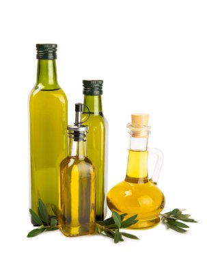 Beyaz arka planda izole edilmiş bir şişede zeytin yağı. Zeytin dallı ve meyveli yağ şişesi. Mesaj için yer. kopyalama alanı. Yemek yağı ve salata sosu..