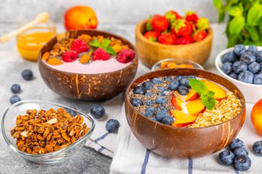 Granola kasesi. Yulaf ezmeli yoğurt, taze böğürtlen, spirulina ve chia çekirdeği. Sağlıklı yiyecekler. Lezzetli bir kahvaltı. Çilekli yoğurt, ahududu, yabanmersini, şeftali, nane ve mendal. Boşluğu kopyala.