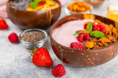 Granola kasesi. Yulaf ezmeli yoğurt, taze böğürtlen, spirulina ve chia çekirdeği. Sağlıklı yiyecekler. Lezzetli bir kahvaltı. Çilekli yoğurt, ahududu, yabanmersini, şeftali, nane ve mendal. Boşluğu kopyala.