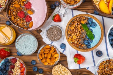 Granola kasesi. Yulaf ezmeli yoğurt, taze böğürtlen, spirulina ve chia çekirdeği. Sağlıklı yiyecekler. Lezzetli bir kahvaltı. Çilekli yoğurt, ahududu, yabanmersini, şeftali, nane ve mendal. Boşluğu kopyala.