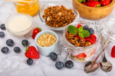 Granola kasesi. Yulaf ezmeli yoğurt, taze böğürtlen, spirulina ve chia çekirdeği. Sağlıklı yiyecekler. Lezzetli bir kahvaltı. Çilekli yoğurt, ahududu, yabanmersini, şeftali, nane ve mendal. Boşluğu kopyala.