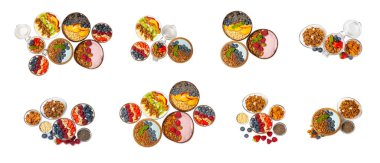 Beyaz arka planda taze böğürtlenli granola kasesi, spirulina ve chia tohumları var. Sağlıklı yiyecekler. Lezzetli bir kahvaltı. Çilekli yoğurt, ahududu, yabanmersini, şeftali, nane ve mendal.