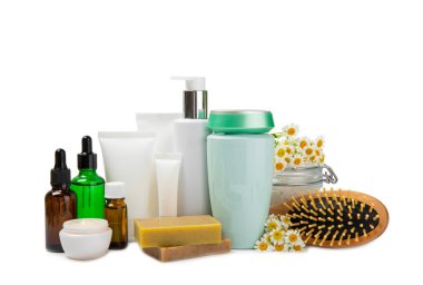 Papatya spası. Papatya çiçekleri, el yapımı sabun, temel yağ kozmetik şişesi, vücut kremi, ovalama ve beyaz arka planda izole edilmiş deniz tuzu bileşimi. Rahatlatıcı güzellik tedavileri.