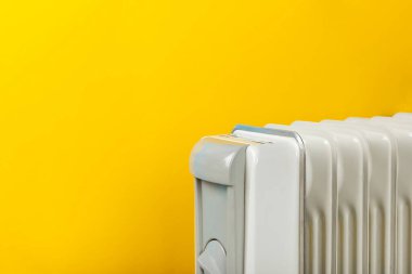 Farklı türde radyatörler. Isıtma sistemi deposu. Evde modern radyatör var. Merkezi ısıtma sistemi. Radyatör, dairede beyaz radyatör. Pahalı ısıtma maliyeti konsepti, yakın çekim. Isınma sezonu..