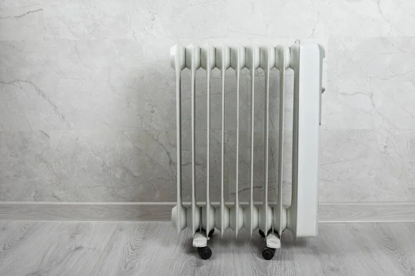 不同类型的散热器 加热系统仓库 家用现代散热器 中央供热系统 散热器 隔间中的白色散热器 昂贵的加热费用概念 加热季节 — 图库照片