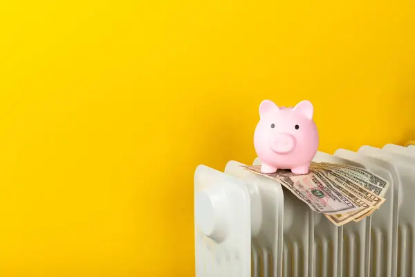 Conceito Poupança Dinheiro Banco Porquinho Radiador Fundo Parede Amarela Conceito — Fotografia de Stock