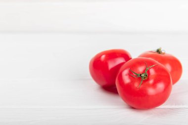 Mermer desenli domatesler. Çeri domatesleri, sarı, pembe, kahverengi ve siyah domatesler bir kasede. Organik sebzeler, hasat. Vejetaryen. Taze olgun domatesler. Boşluğu kopyala.