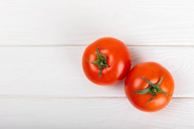 Mermer desenli domatesler. Çeri domatesleri, sarı, pembe, kahverengi ve siyah domatesler bir kasede. Organik sebzeler, hasat. Vejetaryen. Taze olgun domatesler. Boşluğu kopyala.