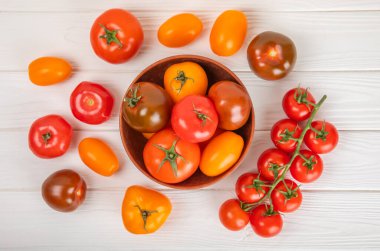 Mermer desenli domatesler. Çeri domatesleri, sarı, pembe, kahverengi ve siyah domatesler bir kasede. Organik sebzeler, hasat. Vejetaryen. Taze olgun domatesler. Boşluğu kopyala.