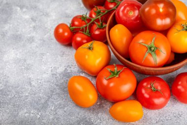 Mermer desenli domatesler. Çeri domatesleri, sarı, pembe, kahverengi ve siyah domatesler bir kasede. Organik sebzeler, hasat. Vejetaryen. Taze olgun domatesler. Boşluğu kopyala.