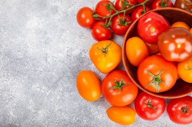 Mermer desenli domatesler. Çeri domatesleri, sarı, pembe, kahverengi ve siyah domatesler bir kasede. Organik sebzeler, hasat. Vejetaryen. Taze olgun domatesler. Boşluğu kopyala.