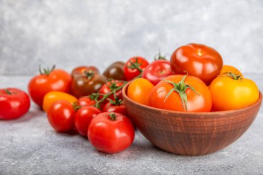 Mermer desenli domatesler. Çeri domatesleri, sarı, pembe, kahverengi ve siyah domatesler bir kasede. Organik sebzeler, hasat. Vejetaryen. Taze olgun domatesler. Boşluğu kopyala.