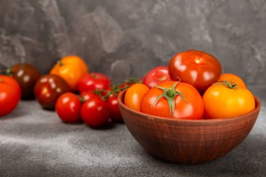 Mermer desenli domatesler. Çeri domatesleri, sarı, pembe, kahverengi ve siyah domatesler bir kasede. Organik sebzeler, hasat. Vejetaryen. Taze olgun domatesler. Boşluğu kopyala.