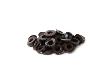 Beyaz arka planda izole edilmiş lezzetli siyah zeytinler. Beyaz bir masada zeytin ve zeytin dalları. Hassasiyet.