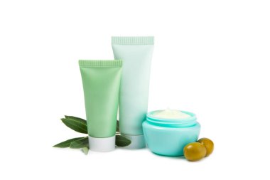 Beyaz arka planda izole edilmiş zeytinyağı özlü doğal zeytin kremi kavanozu. Kozmetik tüpü. Cilt için nemlendirici kozmetik krem. Vücut bakımı. Güzellik konsepti. El kremi.