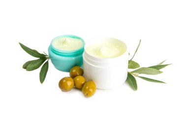 Beyaz arka planda izole edilmiş zeytinyağı özlü doğal zeytin kremi kavanozu. Kozmetik tüpü. Cilt için nemlendirici kozmetik krem. Vücut bakımı. Güzellik konsepti. El kremi.