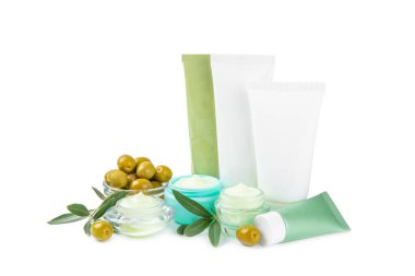 Beyaz arka planda izole edilmiş zeytinyağı özlü doğal zeytin kremi kavanozu. Kozmetik tüpü. Cilt için nemlendirici kozmetik krem. Vücut bakımı. Güzellik konsepti. El kremi.