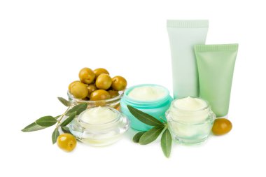Beyaz arka planda izole edilmiş zeytinyağı özlü doğal zeytin kremi kavanozu. Kozmetik tüpü. Cilt için nemlendirici kozmetik krem. Vücut bakımı. Güzellik konsepti. El kremi.
