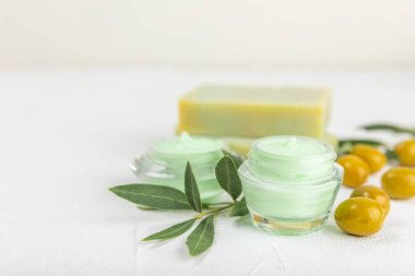 Olive Spa 'da. Temel yağlar, yüz ve vücut kremi, fırça, deniz tuzu, zeytinyağı özlü el yapımı sabun. Doğal kozmetik. Güzellik konsepti. Kozmetik tüpü. Metin için boşluk. Boşluğu kopyala