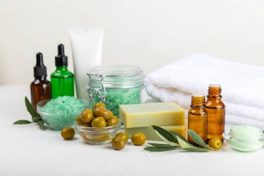 Olive Spa 'da. Temel yağlar, yüz ve vücut kremi, fırça, deniz tuzu, zeytinyağı özlü el yapımı sabun. Doğal kozmetik. Güzellik konsepti. Kozmetik tüpü. Metin için boşluk. Boşluğu kopyala