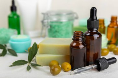 Olive Spa 'da. Temel yağlar, yüz ve vücut kremi, fırça, deniz tuzu, zeytinyağı özlü el yapımı sabun. Doğal kozmetik. Güzellik konsepti. Kozmetik tüpü. Metin için boşluk. Boşluğu kopyala