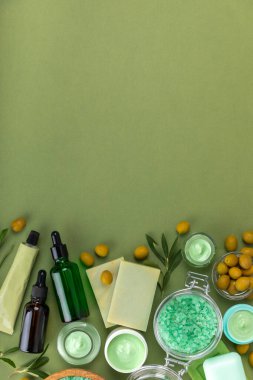 Olive Spa 'da. Temel yağlar, yüz ve vücut kremi, fırça, deniz tuzu, zeytinyağı özlü el yapımı sabun. Doğal kozmetik. Güzellik konsepti. Kozmetik tüpü. Metin için boşluk. Boşluğu kopyala
