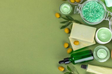 Olive Spa 'da. Temel yağlar, yüz ve vücut kremi, fırça, deniz tuzu, zeytinyağı özlü el yapımı sabun. Doğal kozmetik. Güzellik konsepti. Kozmetik tüpü. Metin için boşluk. Boşluğu kopyala