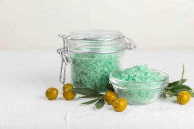 Test masasındaki spa deniz tuzu. Masada zeytin özü bulunan deniz tuzu. Güzellik konsepti. Deniz suyu tuzu. Metin için boşluk, kopyalamak için boşluk. Yakın plan..