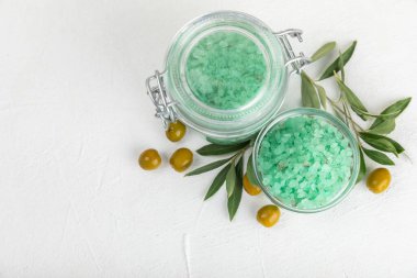 Test masasındaki spa deniz tuzu. Masada zeytin özü bulunan deniz tuzu. Güzellik konsepti. Deniz suyu tuzu. Metin için boşluk, kopyalamak için boşluk. Yakın plan..