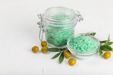 Test masasındaki spa deniz tuzu. Masada zeytin özü bulunan deniz tuzu. Güzellik konsepti. Deniz suyu tuzu. Metin için boşluk, kopyalamak için boşluk. Yakın plan..