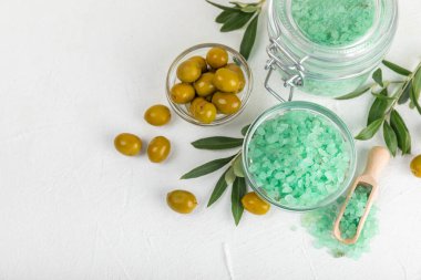 Test masasındaki spa deniz tuzu. Masada zeytin özü bulunan deniz tuzu. Güzellik konsepti. Deniz suyu tuzu. Metin için boşluk, kopyalamak için boşluk. Yakın plan..