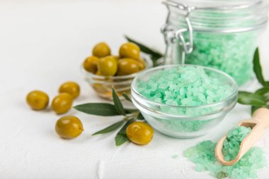 Test masasındaki spa deniz tuzu. Masada zeytin özü bulunan deniz tuzu. Güzellik konsepti. Deniz suyu tuzu. Metin için boşluk, kopyalamak için boşluk. Yakın plan..