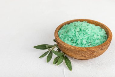 Test masasındaki spa deniz tuzu. Masada zeytin özü bulunan deniz tuzu. Güzellik konsepti. Deniz suyu tuzu. Metin için boşluk, kopyalamak için boşluk. Yakın plan..