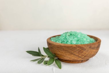 Test masasındaki spa deniz tuzu. Masada zeytin özü bulunan deniz tuzu. Güzellik konsepti. Deniz suyu tuzu. Metin için boşluk, kopyalamak için boşluk. Yakın plan..